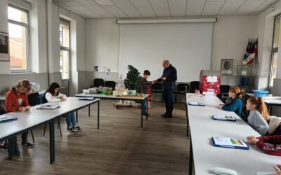 Remise des cartes aux nouveaux élus du CMJ par Monsieur le Maire : Dominique Claverie