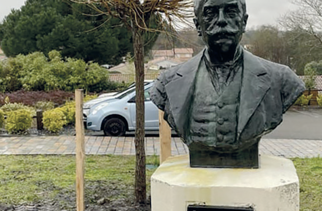 Un nouvel arbre sur la place Marcel Vayssière